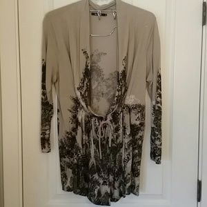 Love, lightweight sweater w/beautiful graphics